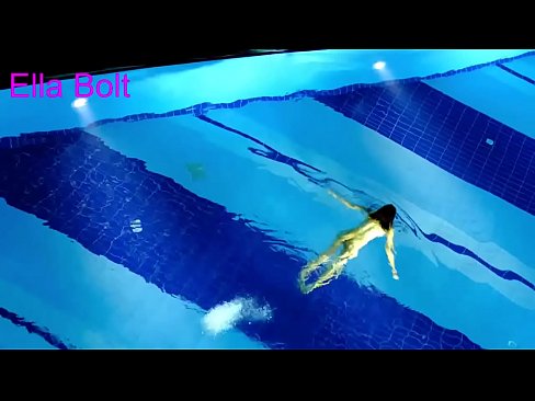 ❤️ Ich kann nicht aufhören zuzusehen, junge Blondine beim Nacktschwimmen im Pool des ELLA BOLT Resorts erwischt ❤❌ Beautiful porn bei uns ❌️